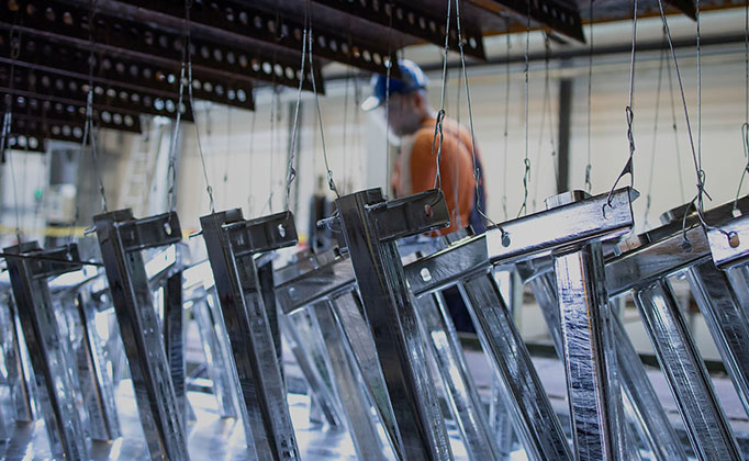 La importància del desgreixatge industrial en els acabats metàl·lics - principal image